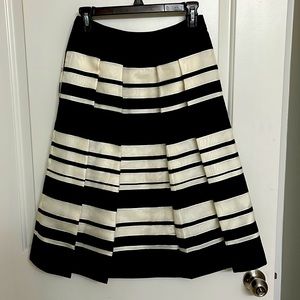 Kate Spade Black and Cream pleated midi skirt. Size 2